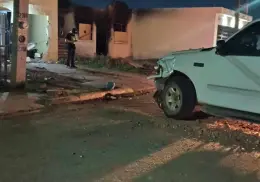 Se impacta camioneta contra vivienda en El Campanario