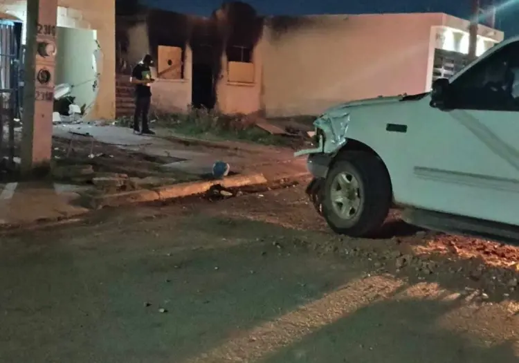 Se impacta camioneta contra vivienda en El Campanario