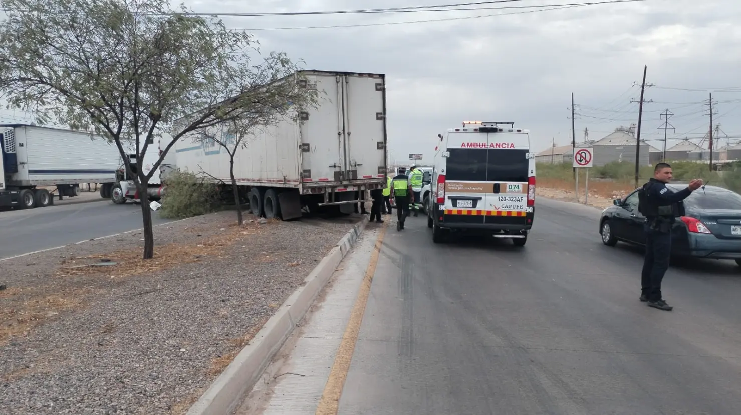 Choca tráiler con camioneta en la entrada sur de Ciudad Obregón