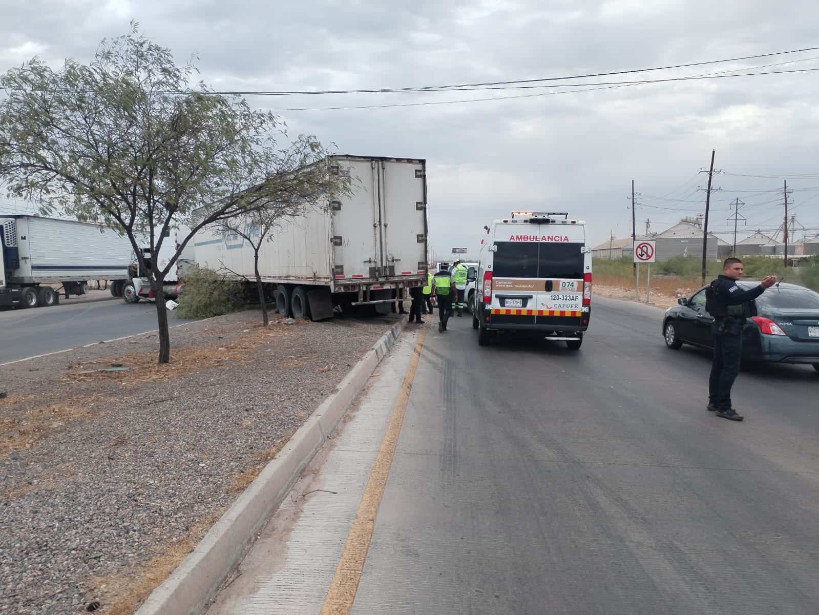 Choca tráiler con camioneta en la entrada sur de Ciudad Obregón