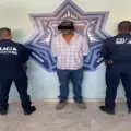 Lo detienen municipales por golpear a su pareja