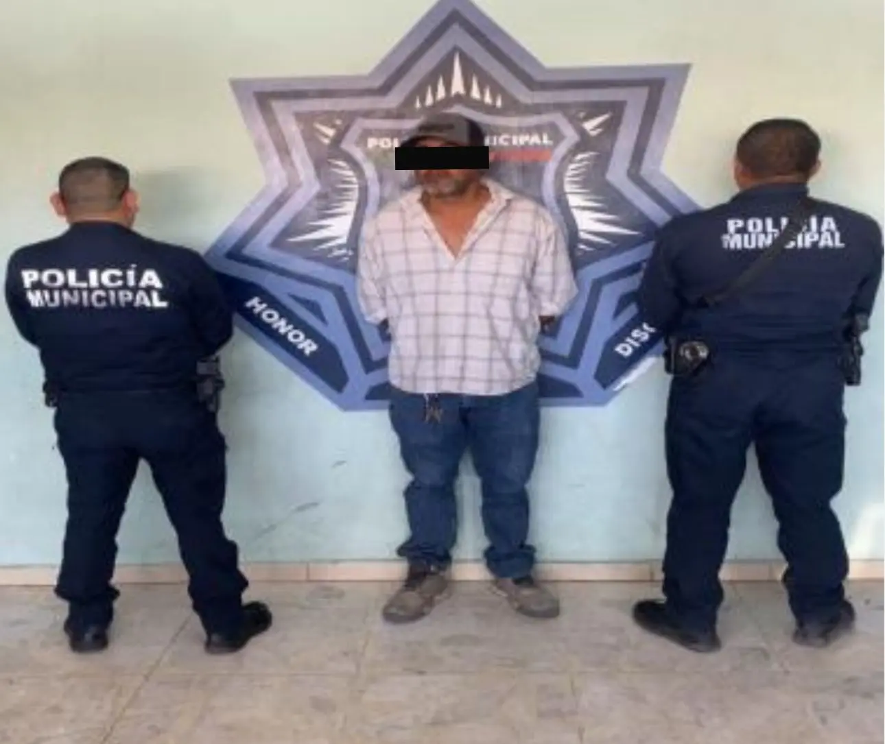 Lo detienen municipales por golpear a su pareja