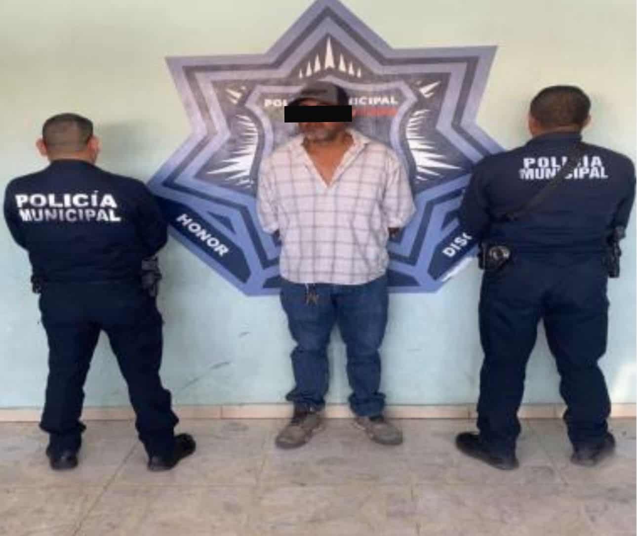 Lo detienen municipales por golpear a su pareja