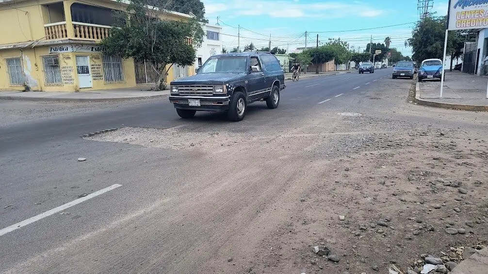 Riesgo vial en Cortinas por peligroso hoyo en la calle Coahuila