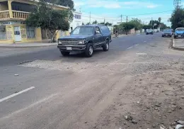 Riesgo vial en Cortinas por peligroso hoyo en la calle Coahuila
