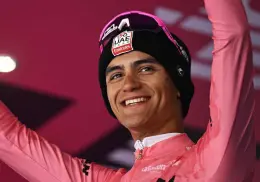 Isaac del Toro pierde la Maglia Rosa del Giro de Italia, pero hace historia en el ciclismo mexicano
