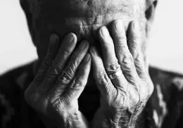 Adultos mayores son principalmente agredidos por sus propios familiares