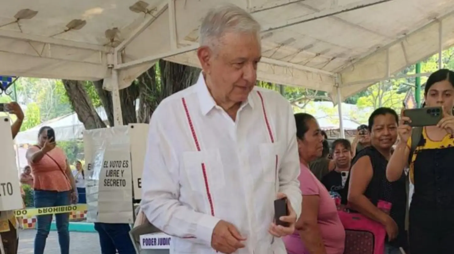 AMLO reaparece tras ocho meses de ausencia para votar en la Elección del Poder Judicial