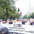 Entre coronas fúnebres, moños negros y consignas, se manifiestan contra la elección del Poder Judicial