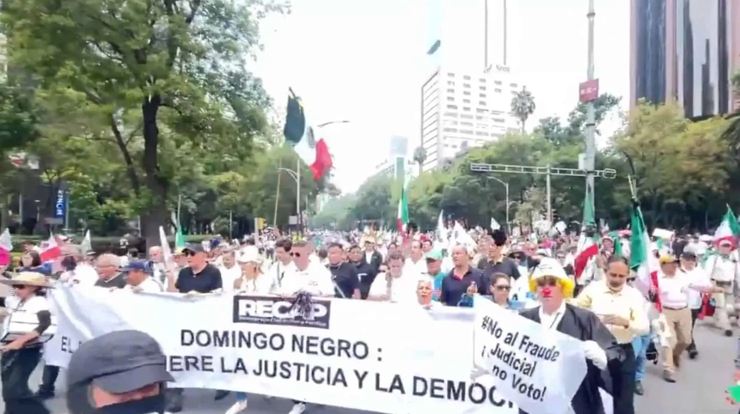 Entre coronas fúnebres, moños negros y consignas, se manifiestan contra la elección del Poder Judicial