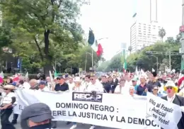 Entre coronas fúnebres, moños negros y consignas, se manifiestan contra la elección del Poder Judicial