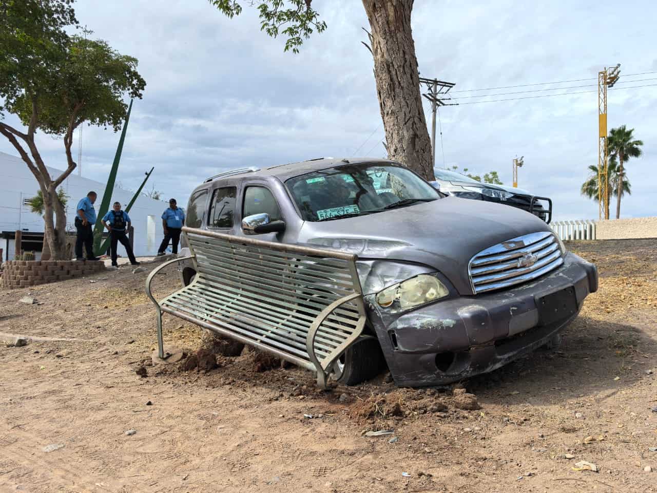 Pierde el control del volante y por poco cae a la Laguna del Náinari