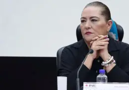 Presidenta del INE participa en la elección judicial con acordeón
