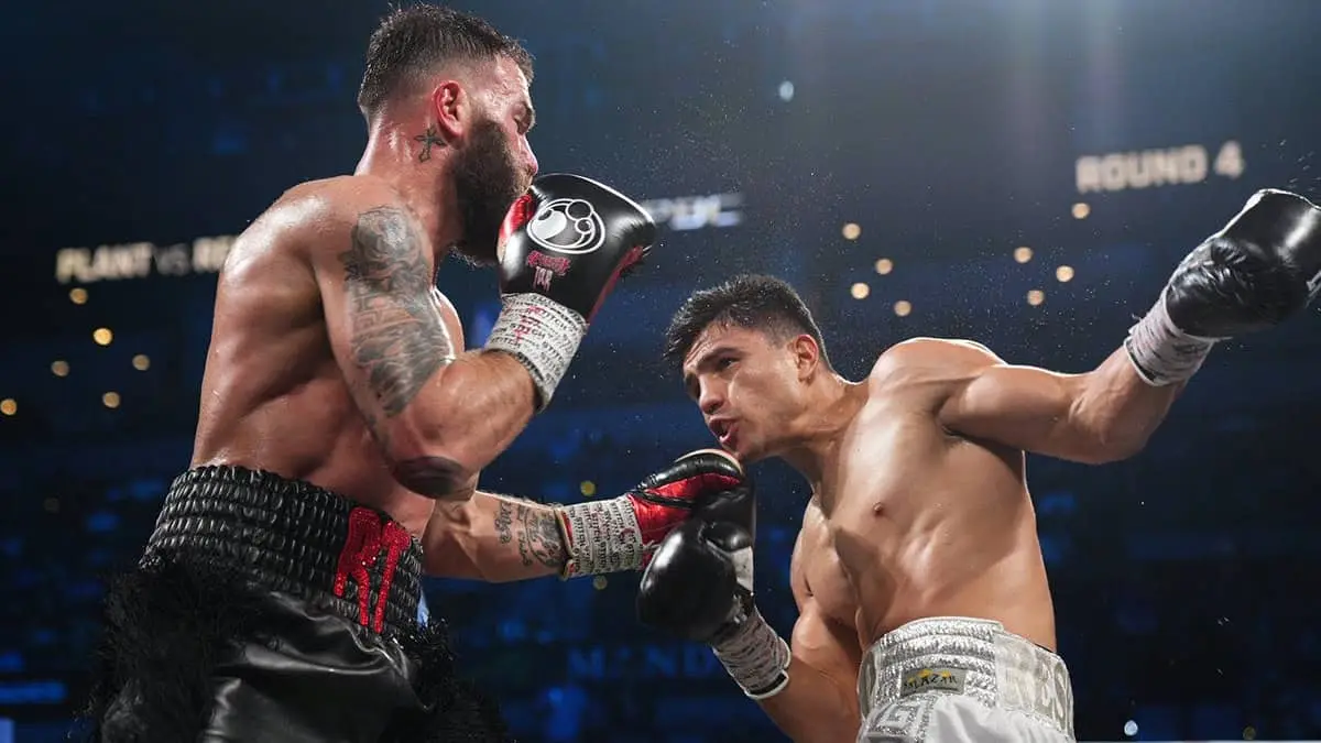 “Toro” Reséndiz doblega a Caleb Plant y es campeón interino Supermediano de la AMB