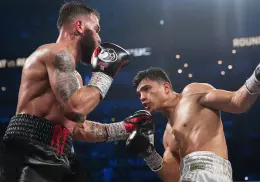 "Toro" Reséndiz doblega a Caleb Plant y es campeón interino Supermediano de la AMB