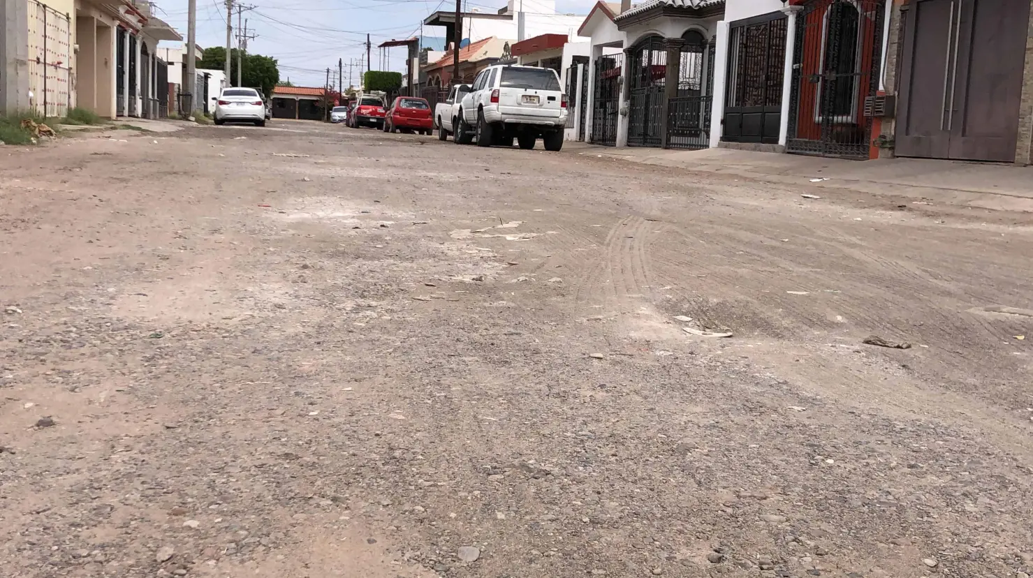 Vecinos de la colonia Villa Fontana piden que se pavimente calle; ya no queda asfalto