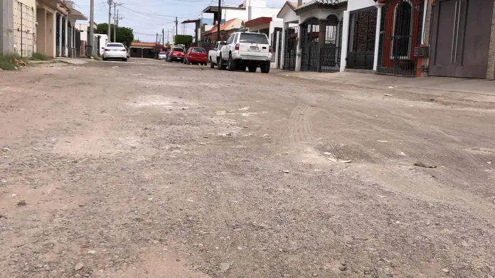 Vecinos de la colonia Villa Fontana piden que se pavimente calle; ya no queda asfalto