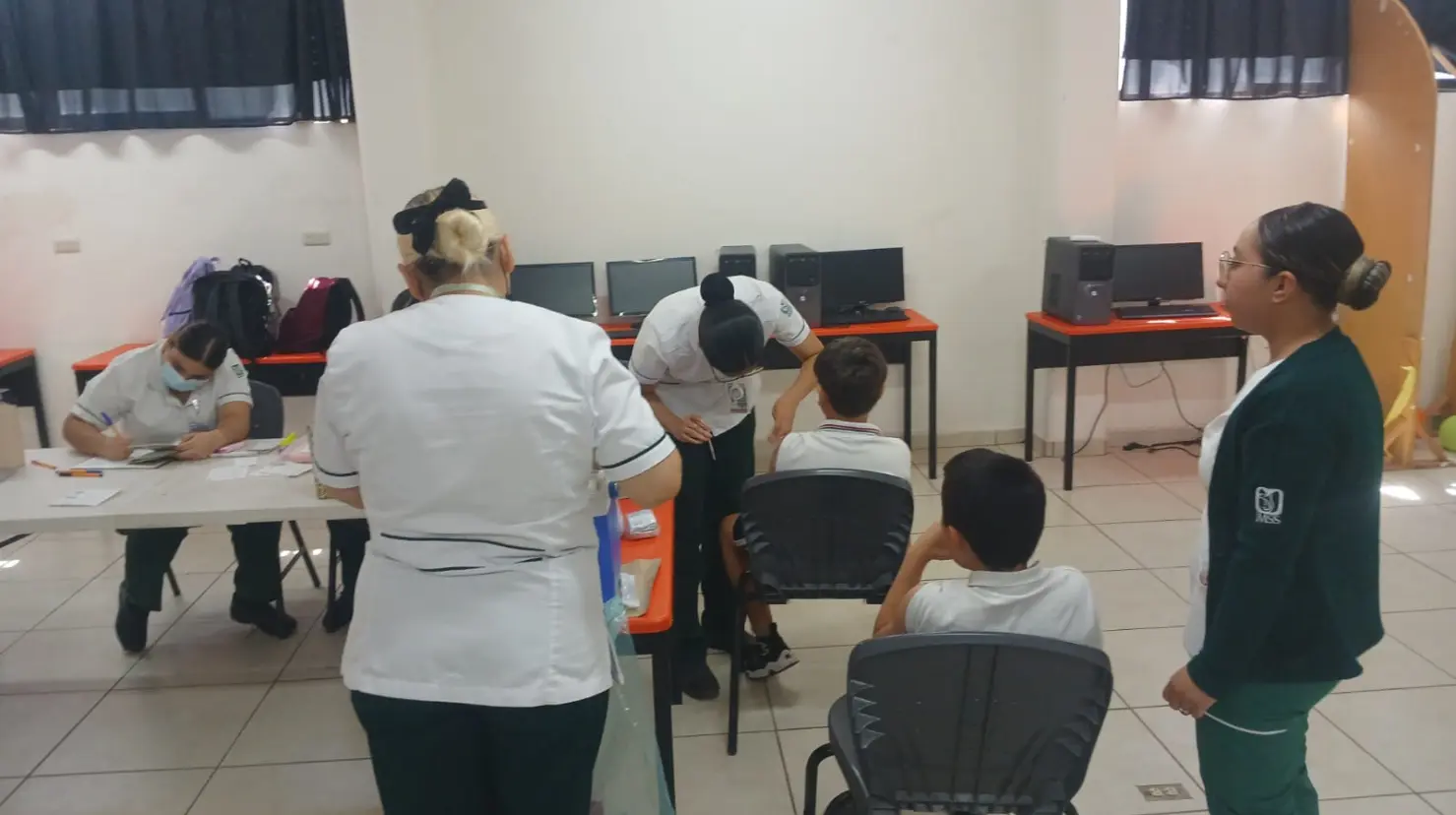 Va primaria contra el sarampión: aplican vacunas como medida preventiva