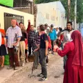 Monjas coloraditas piden material reciclable en beneficio de indigentes