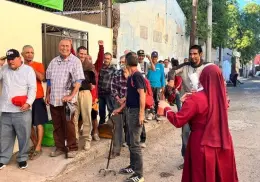 Monjas coloraditas piden material reciclable en beneficio de indigentes
