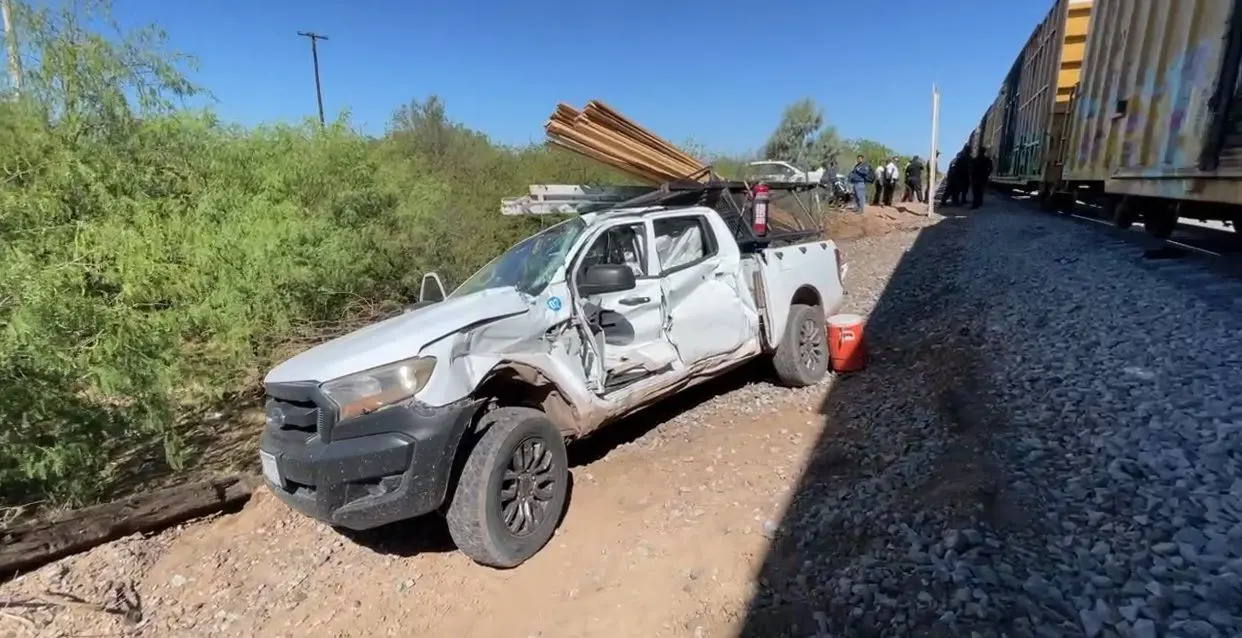 Intentan ganarle el paso al tren en Empalme; hay dos heridos