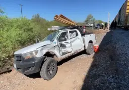 Intentan ganarle el paso al tren en Empalme; hay dos heridos