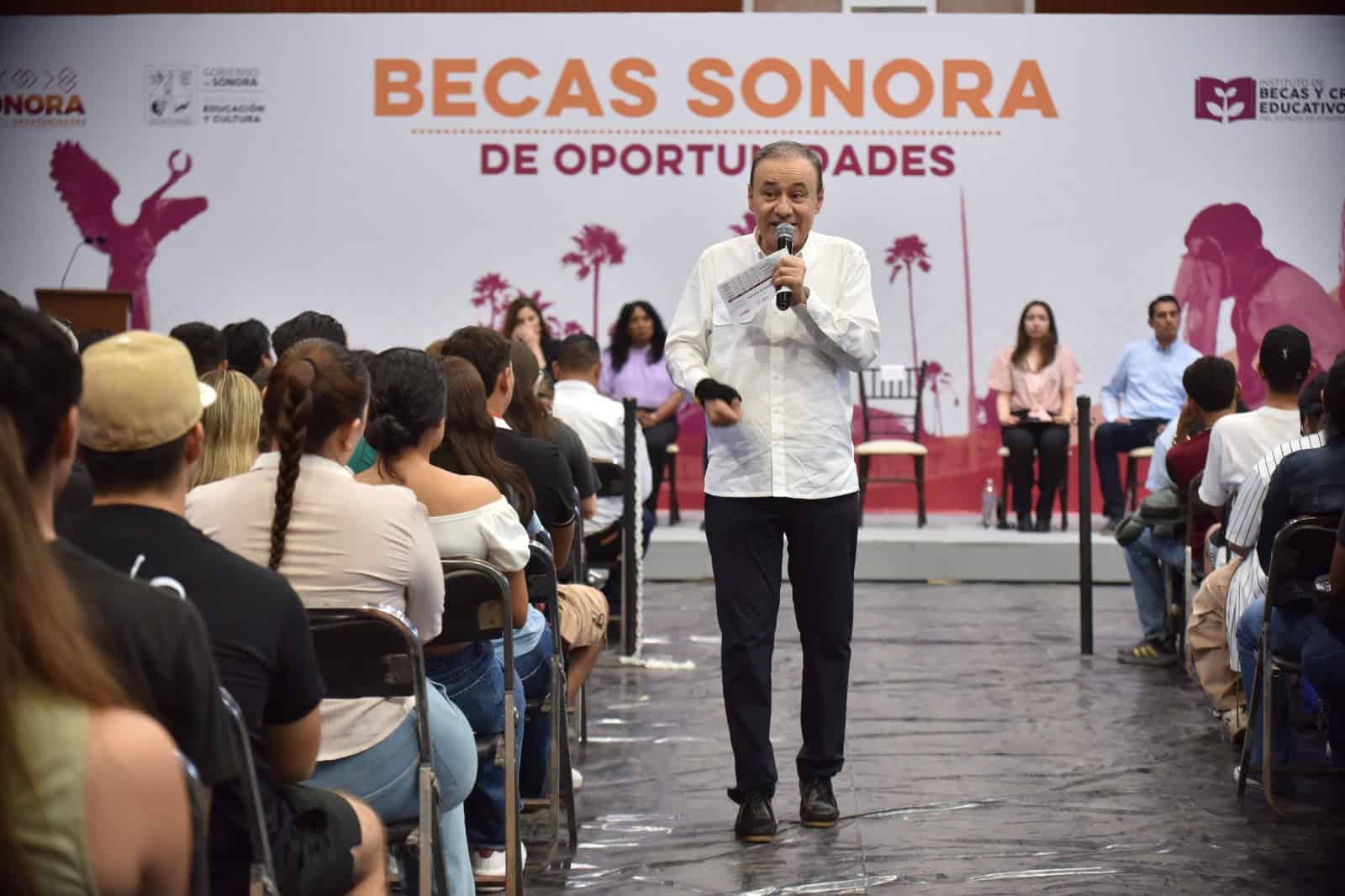 Becas y apoyos económicos deja el gobernador Alfonso Durazo para el sur de Sonora