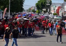Padres de familia se suman a manifestaciones de maestros en Cajeme