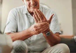 Vitaminas esenciales para fortalecer los huesos después de los 50 años