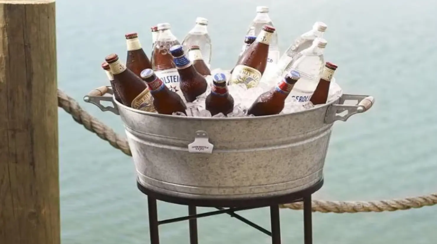 Así puedes enfriar tus bebidas en minutos con un solo ingrediente durante un día caluroso
