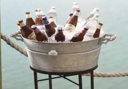 Así puedes enfriar tus bebidas en minutos con un solo ingrediente durante un día caluroso