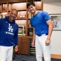 VIDEO | Dave Roberts regala Porshe rosa a hija de Shohei Ohtani