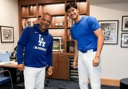 VIDEO | Dave Roberts regala Porshe rosa a hija de Shohei Ohtani