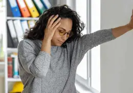 ¿Sientes que vas a tener un desmayo? Expertos recomiendan estas acciones para prevenir la pérdida de conocimiento