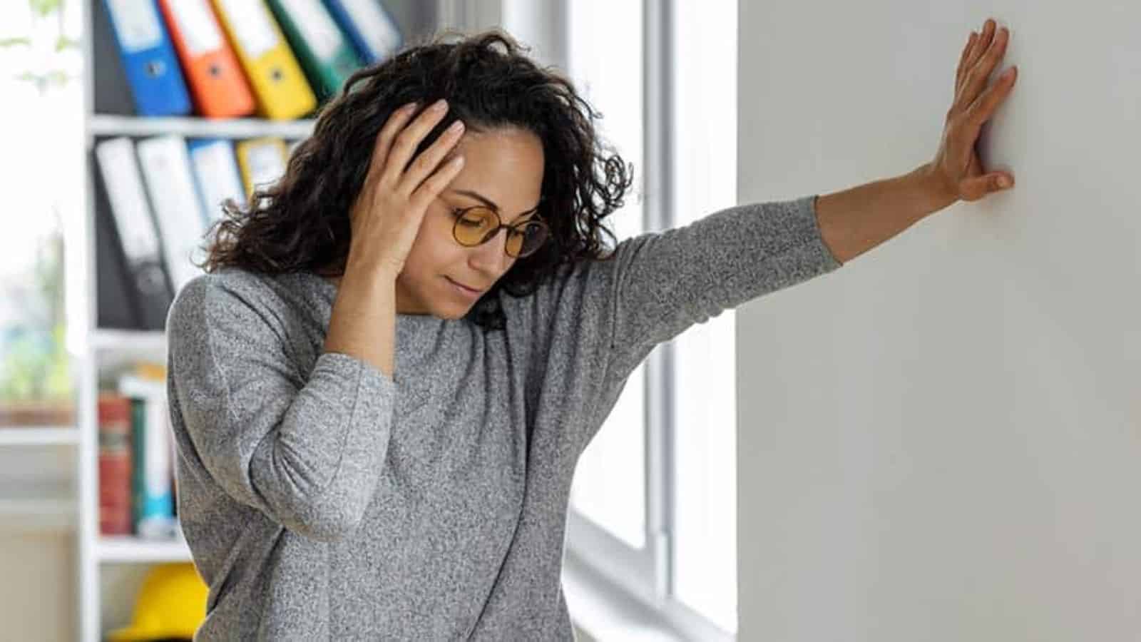 ¿Sientes que vas a tener un desmayo? Expertos recomiendan estas acciones para prevenir la pérdida de conocimiento