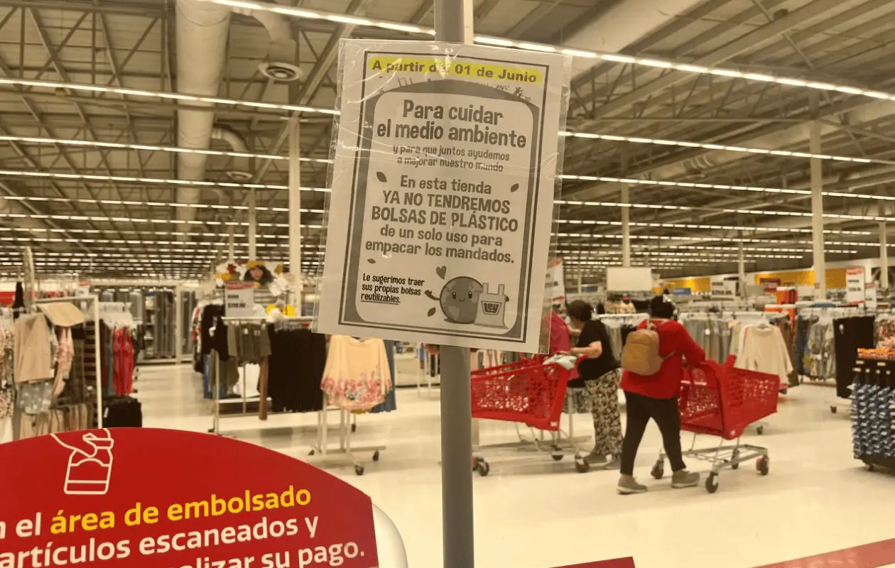 La tienda ha anunciado que este mes las bolsas de plástico desaparecerán.