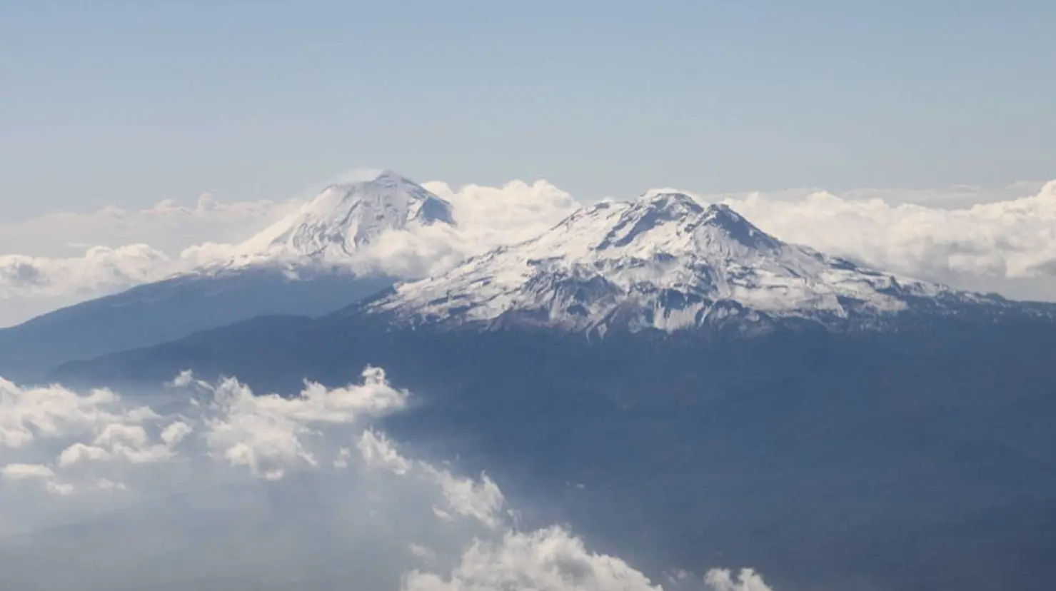 ¿Cuál es la leyenda de amor detrás de los volcanes Popocatépetl e Iztaccíhuatl?
