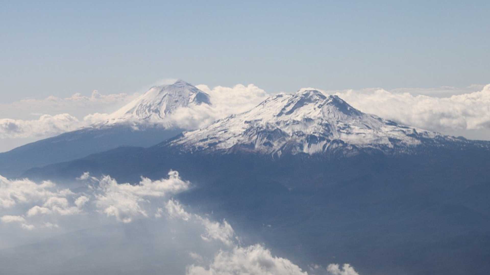 ¿Cuál es la leyenda de amor detrás de los volcanes Popocatépetl e Iztaccíhuatl?