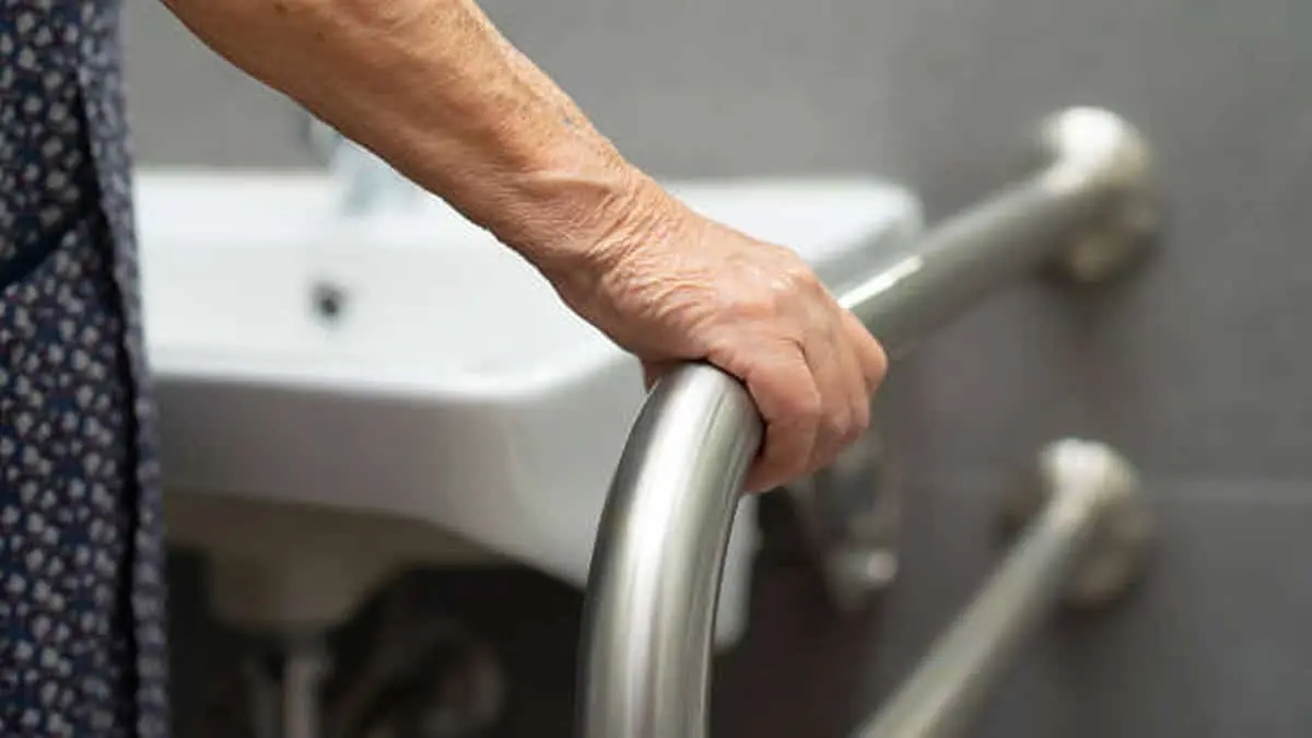 Ducharse en la tercera edad: ¿cuánto es demasiado? Esto dicen los expertos
