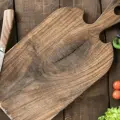¿Por qué es importante curar las tablas de madera para picar alimentos?