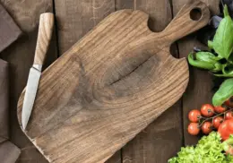 ¿Por qué es importante curar las tablas de madera para picar alimentos?