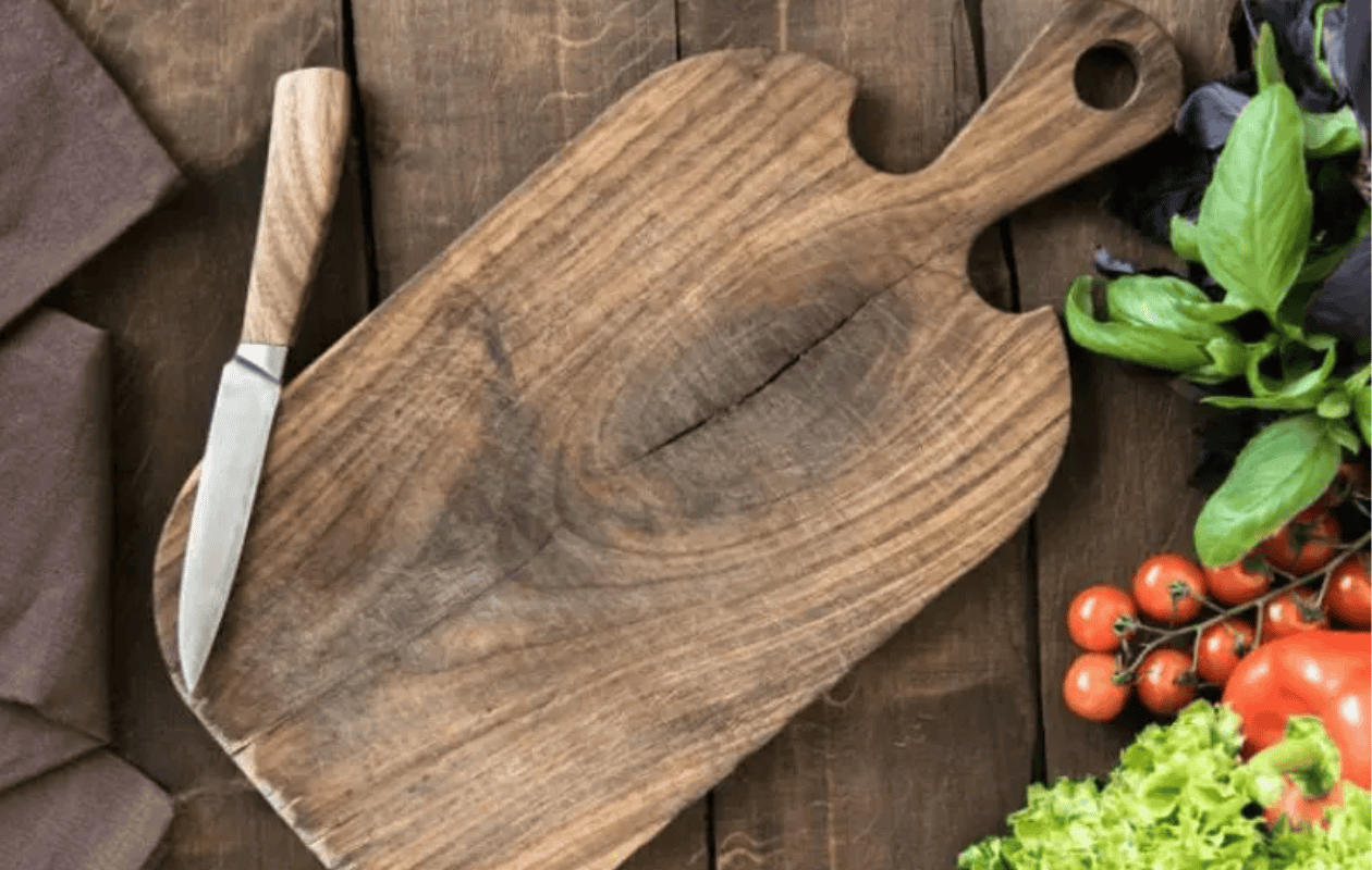 ¿Por qué es importante curar las tablas de madera para picar alimentos?