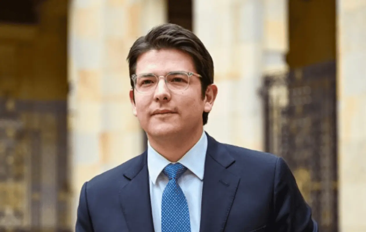 El candidato recibió un balazo en la cabeza mientras se encontraba en un mitin.