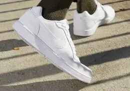 Estos Tenis Nike con 50% de descuento combinan estilo retro y comodidad