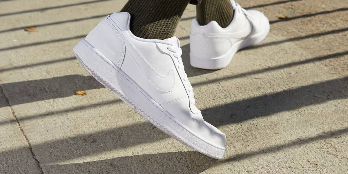 Estos Tenis Nike con 50% de descuento combinan estilo retro y comodidad