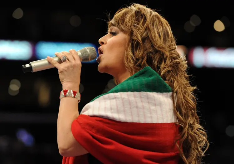 10 artistas que han cantado mal el Himno Nacional Mexicano y recibieron fuertes críticas