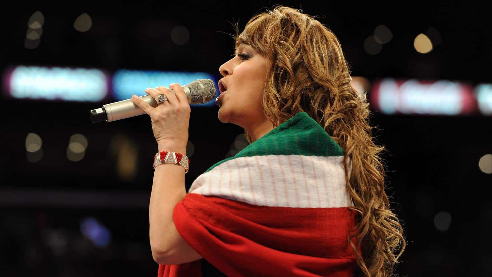 10 artistas que han cantado mal el Himno Nacional Mexicano y recibieron fuertes críticas