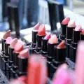 Estos son los mejores colores de labiales para brillar en el verano de 2025 ¿Dónde comprarlos?
