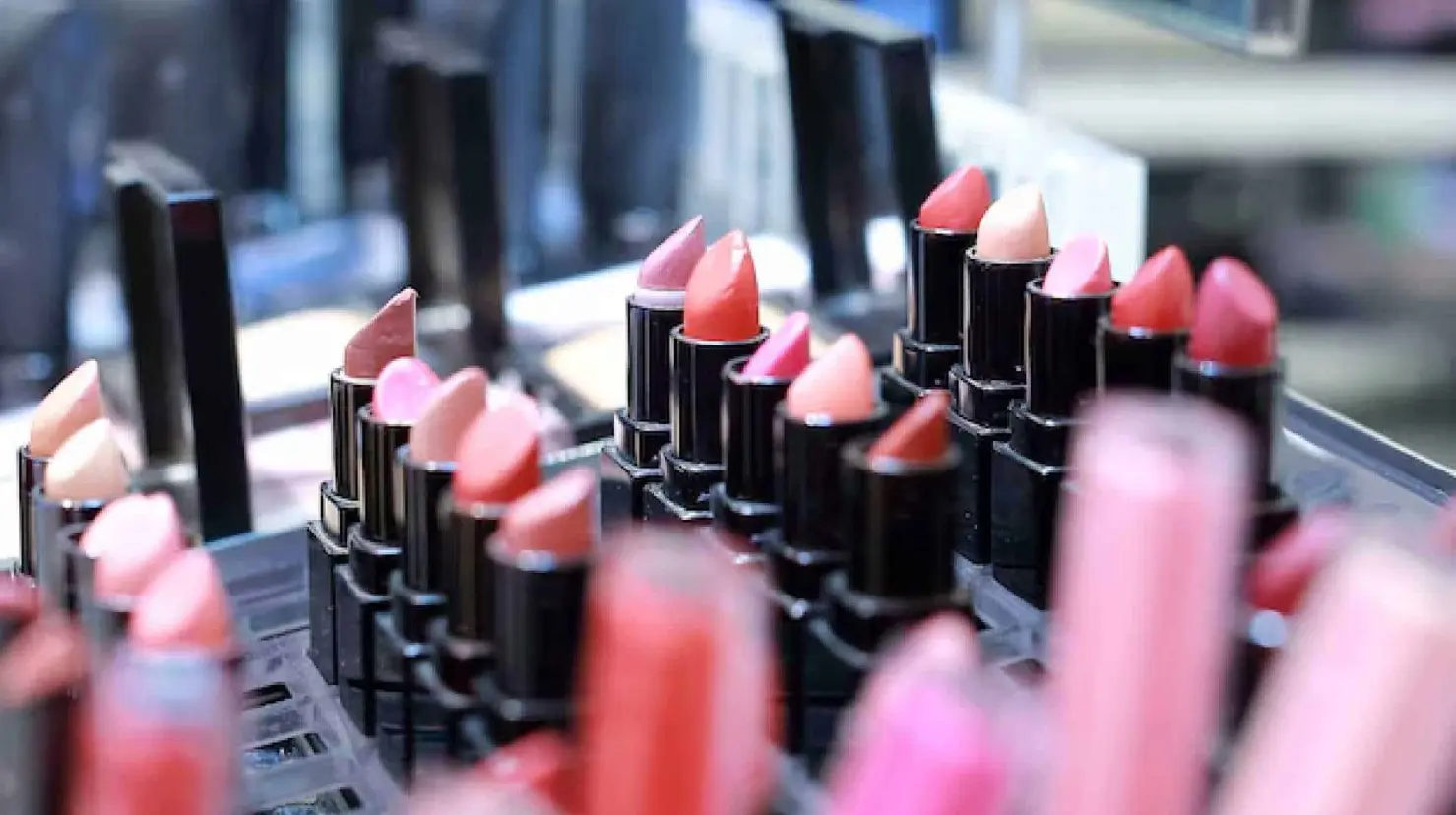 Estos son los mejores colores de labiales para brillar en el verano de 2025 ¿Dónde comprarlos?