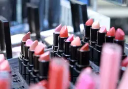 Estos son los mejores colores de labiales para brillar en el verano de 2025 ¿Dónde comprarlos?